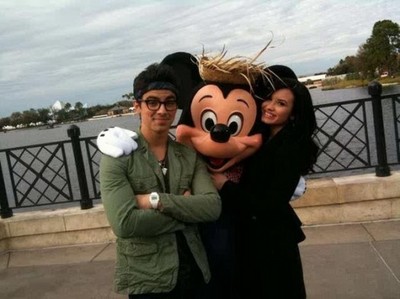  With Joe Jonas and Mickey chuột :)