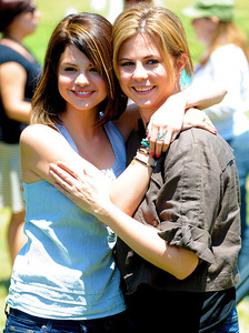  Selena with her mom :)