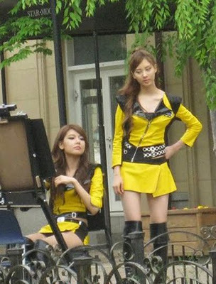  seohyun & sooyoung wearing mr. taxi outfits