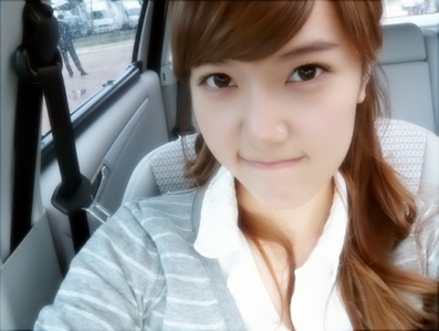  I think she look better with brown hair..^^