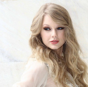  its to hard to choose a beautiful pic of Taylor..cz her every pics are beautiful<3