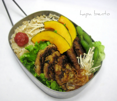  bento Bento (弁当 bentō?) is a single-portion takeout 或者 home-packed meal common in Japanese cuisine. A traditional bento consists of rice, 鱼 或者 meat, and one 或者 更多 pickled 或者 cooked vegetables, usually in a box-shaped container. Containers range from disposable mass produced to hand crafted lacquerware. Although bento are readily available in many places throughout Japan, including convenience stores, bento shops (弁当屋 bentō-ya?), train stations, and department stores, it is still common for Japanese homemakers to spend time and energy for their spouse, child, 或者 themselves producing a carefully prepared lunch box.