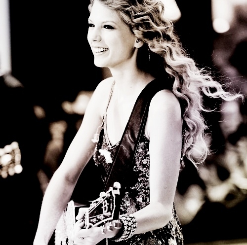 i have WAY TOO MANY favorite pics of Taylor, lol.. but this is one of mine <13