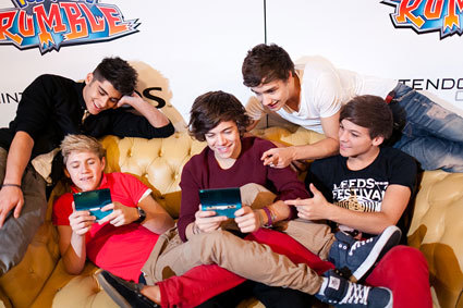 1D playing with PSP ! x ;)