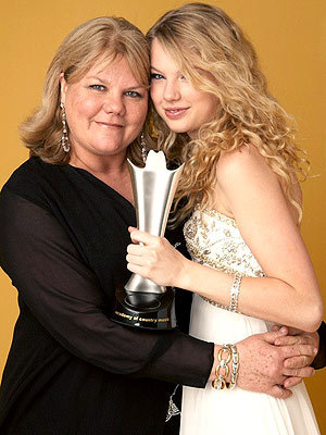  This is my favourite. Taylors mum is really pretty. I can see where Taylor gets her looks from. :)