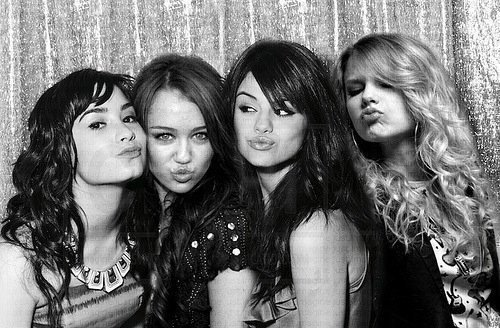  Taylor With Selena♥ Miley and Demi