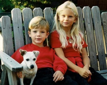  हे this is childhood pic of taylor and austin