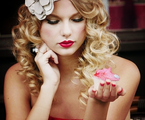Here is Tay with a cupcake ^-^