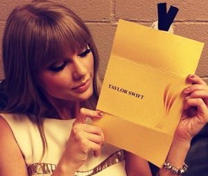  taylor holding the envelope that dicho she was entertainer of the year! :D