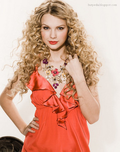 my link: http://images2.fanpop.com/image/photos/9200000/Taylor-Swift-People-Magazine-Photoshoot-taylor-swift-9263160-447-600.jpg
(necklace, bracelets, earrings and ring)

and my pic: tay with necklace<3