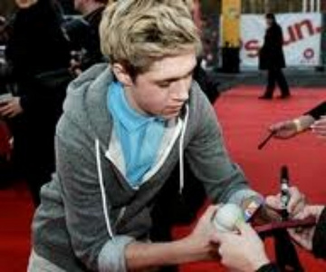  Niall Horan signing autographs