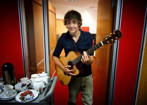 Liam is playing guitar ♥