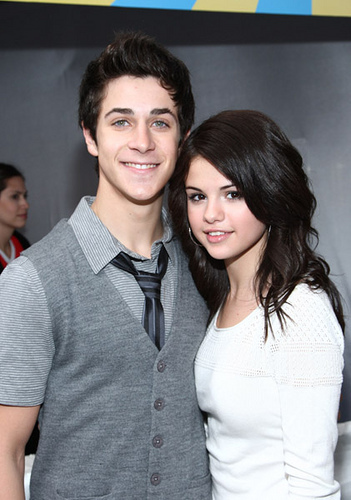 Post a picture of David Henrie and Selena Gomez