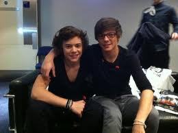  Harry Styles atau Louis Tomlinson!! Their both adorable super funny! (: <3 and my color is green!!