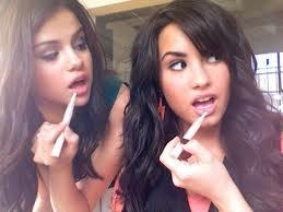 Demi Lavato (right) Selena Gomez (left) 
lipglossing