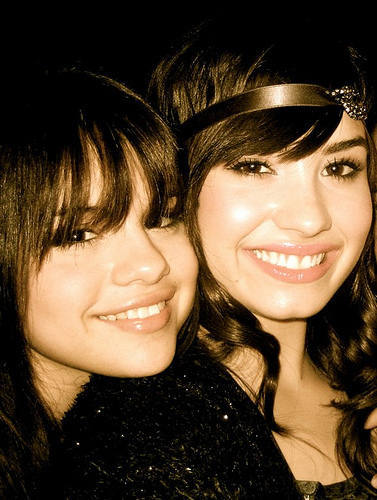 Selena with Demi lovato :D