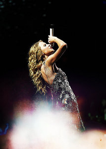  Taylor with a microphone ^^