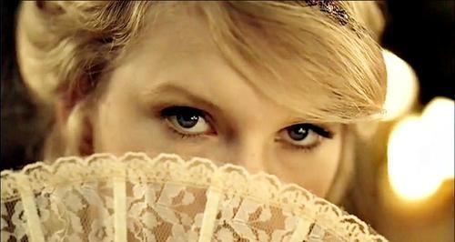  looove this pic <13 and her eyes look kinda mysterious..that’s what I like <13