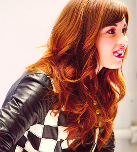  Demi montrer her tongue :)