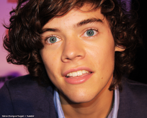  his eyes are blue see!!!