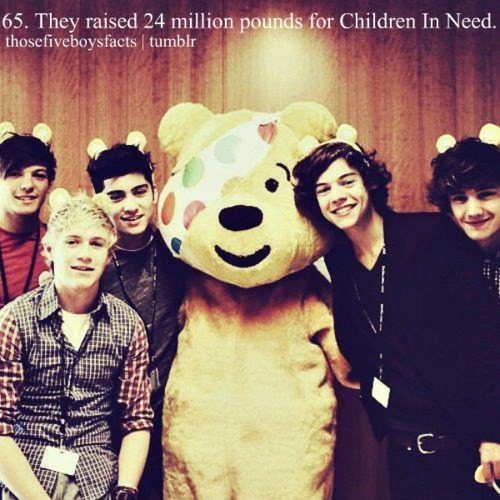  Ah, so many pictures to choose from! But I amor this one <33333 The boys are so generous <33333