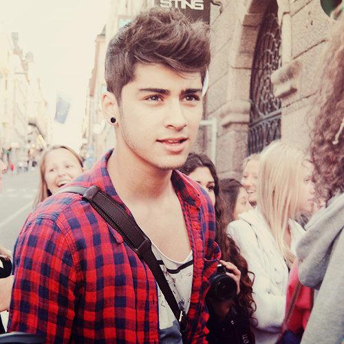  Zayn Malik.. !! Its not that others are bad, they are equally good.. But for me Zayn is the best!!He's cute, hot, sexy, amazing, handsome, dashing n he deserves many many lebih compliments!!