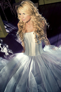  mine: cinta her in this picture!!<3 http://live.drjays.com/wp-content/uploads/2010/09/Taylor-Swift-b10.jpg (if anda want to see the picture closer.)