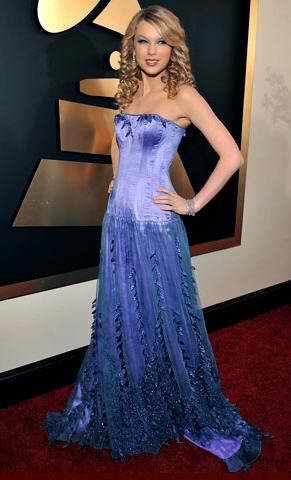 Here’s Taylor Swift in a Blue or Periwinkle evening gown from the 2008 Grammy Awards.
She looks so pretty here.