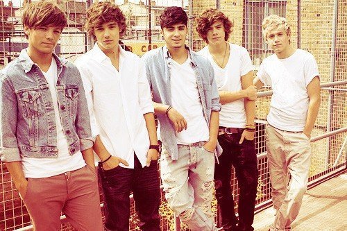  1.What makes you beautiful 2.One Thing 3.Gotta Be You 4.I want 5.Na na na 6.Moments 7.Tell Me A Lie 8.Same Mistake 9.Taken 10.Up All Night But amor all those songzzzz.... They're worth listening amor 1D :*