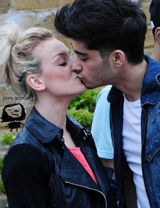  ME-lalala- walking onthe sidewalk ZAYN- -comes runingg falls on arock and kisses me- ME- ohh im soo sorry zayn... ZAYN- ohh its alright- puts hands around my waist- ME- what are 你 doing!? ZAYN-dont 你 want to 吻乐队（Kiss） some more!? -kisses me- ME- uhgg- tries to get him off but hes so strong...-