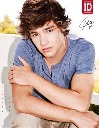  Definetly Ciuman him back, and I want that to be Liam <3