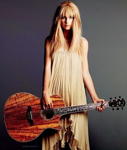  Taylor with her đàn ghi ta, guitar :)