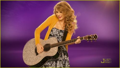 [i]The Beautiful Taylor<3 Playing her sparkly* guitar!:)[/i]