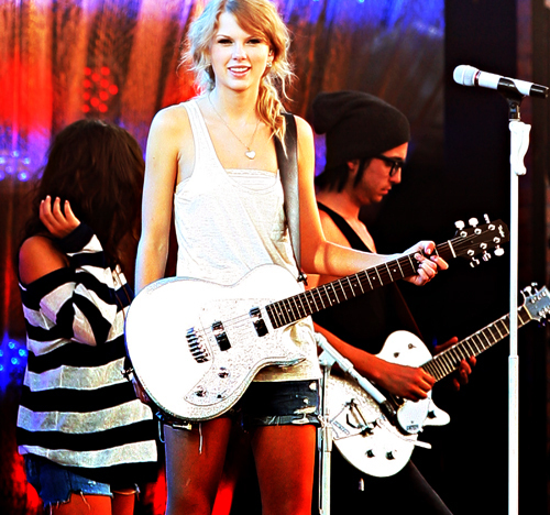 mine
1.http://www.cmt.com/sitewide/assets/img/artists/swift_taylor/photo_gallery/milk_ad/taylor_with_guitar-x600.jpg
2.http://www.mtv.com/content/style/winter2005a/images/flipbooks/trl_guestbook/2008/feb_08/2_27_taylor_swift_01.jpg
3.http://photos.posh24.com/p/845155/z/taylor_swift/taylor_swift_sparkly_beaded_dr.jpg