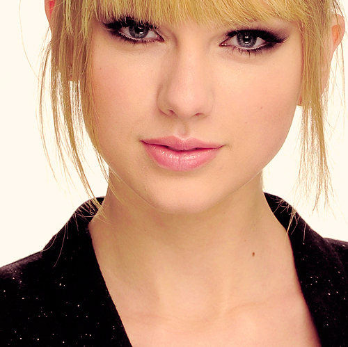  MINE ---- Taylor تیز رو, سوئفٹ looking Happy http://style.mtv.com//wp-content/uploads/style/2012/06/taylor-swift-dress-up.jpg Beautiful Eyes ....... Simple But Amazing Makeup ......She is even looking So CUTE