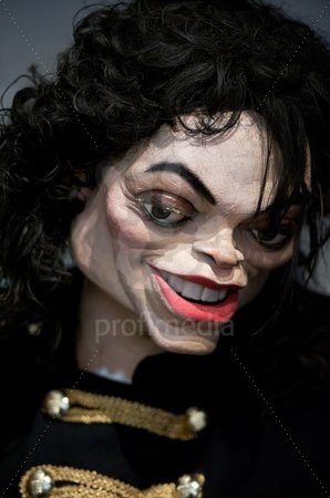 idk.. it looks creepy.. :0
Wat u think about dis doll? idk if its supposed to b mj or wat..?