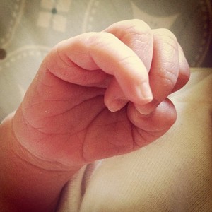  Yes she did. They actually kept it quiet for about 3 weeks. Keeva Jane Denisof was born on May 23. And here is the fotografia that Alyson posted on twitter of Keeva's little hand...so cute.