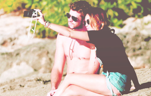  and : http://www.chismeteve.com/wp-content/themes/wp-chismetv/scripts/timthumb.php?src=http://www.chismeteve.com/wp-content/uploads/2009/06/miley_cyrus_liam_hemsworth_chisme_tv1.jpg&w=800&h=600&zc=1