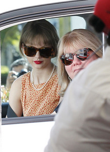 here.. tay wid her momma! :)
dunno how it bcame small, it was big when i had downladed.. :(