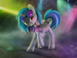  is this an awesome picture? vinyl scratch thats her name!