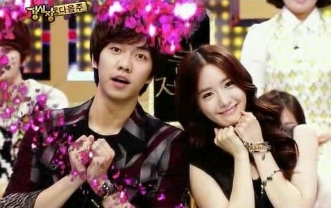  lee seung gi and yoona looks so sweet together...