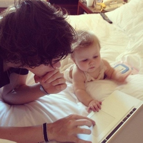 They would all be good fathers, they are all sweet and lovely with kids, but I think Harry would be the best.
He has a great relation with Baby Lux, he takes good care of her, he is patient and you can see that in my icon.