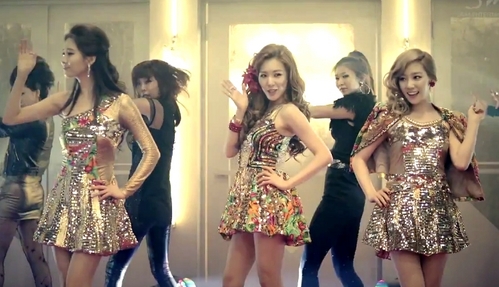 only pay attention to the girl on the right!!! Taeyeon! ^________^