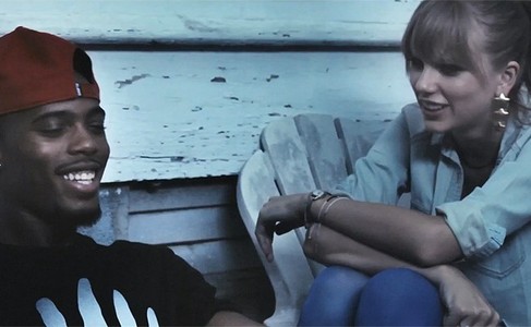  http://img.youtube.com/vi/CdIEYFIztK8/maxresdefault.jpg Here from Taylor تیز رو, سوئفٹ موسیقی video"Both of us"