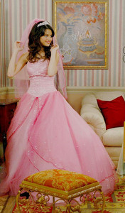 http://th09.deviantart.net/fs71/PRE/i/2012/050/3/2/selena_gomez_pink_dress_png__rare_by_aroobaedits-d4q8ejb.png
Here..:)