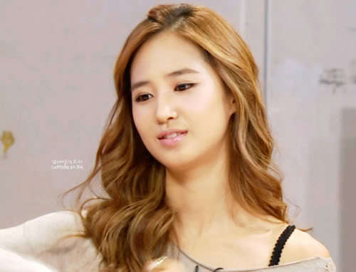  my fave idol is Yuri my fave color is brown