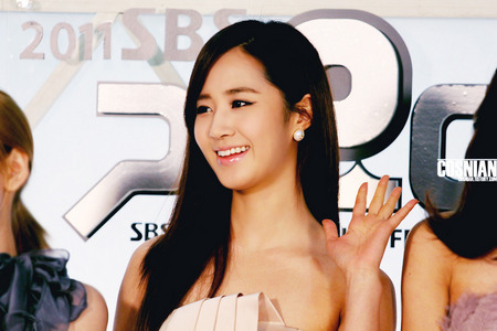  here's my fave member..^^ cek another one:) http://img269.imageshack.us/img269/5438/redcarpet1x.jpg