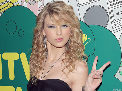 Taylor doing a peace sign!:}