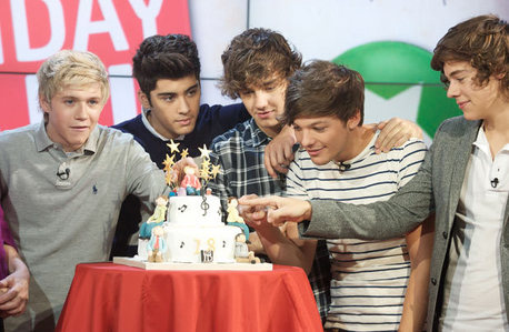 The boys celebrating Niall's 18th birthday by lighting his awesome cake on a show called "Daybreak". 