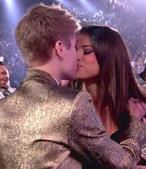 upload an image of selena gomez and justin bieber kissing